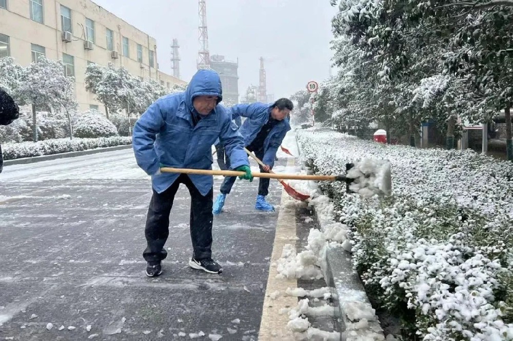 華魯 | ?以雪為令！聞雪而動(dòng)！公司各單位積極組織清掃積雪